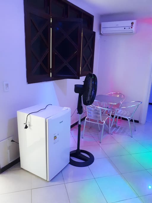 Quarto com frigobar, ar condicionado e ventilador