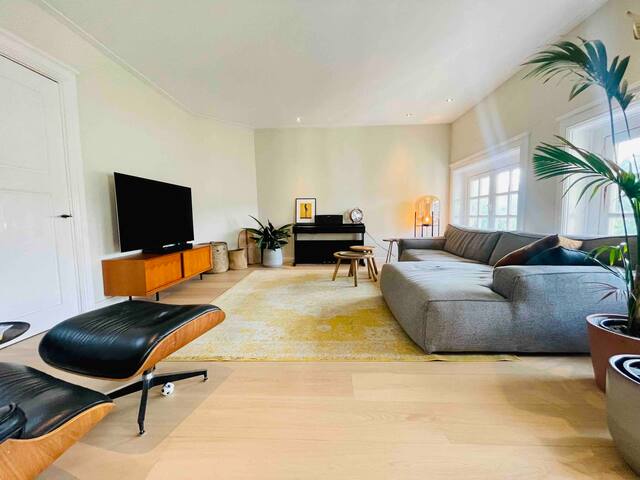 Large penthouse with roof terrace near Vondelpark gallery image 4