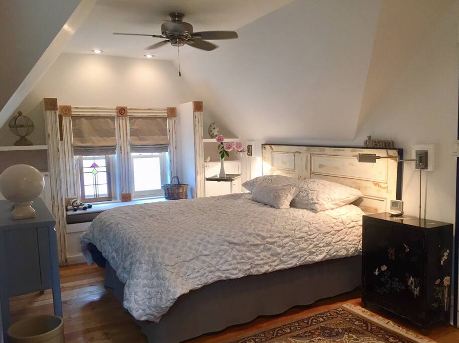 Reading lights on each side of the bed