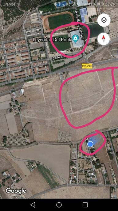Situación de la casa, la zona del centro es la acampada para los festivales