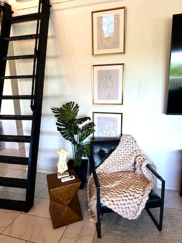 Family Home, Center of North Shore, – Ocean Views! gallery image 4