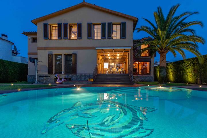 Milenial Immo | Exclusiva villa al canal y piscina gallery image 2