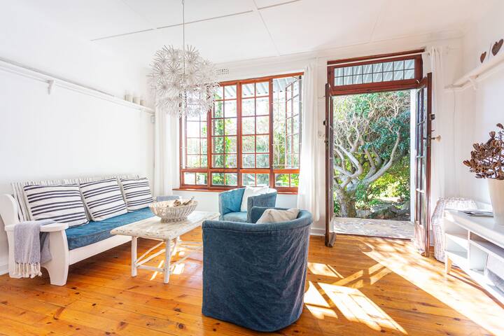 Uitkyk Family Cottage: sleeps 5, pool, BBQ, patio gallery image 3