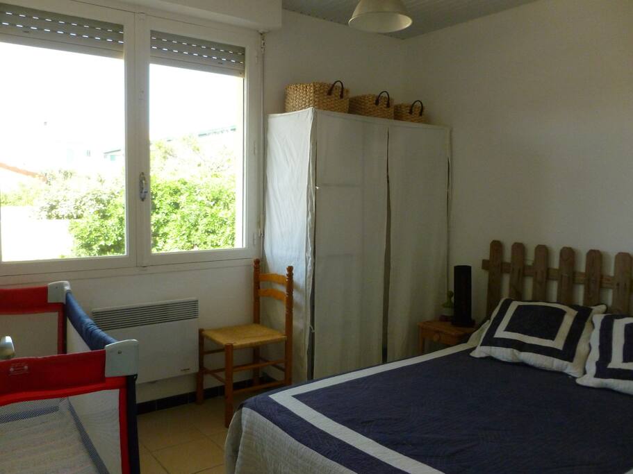 Chambre lit double avec vue sur le jardin