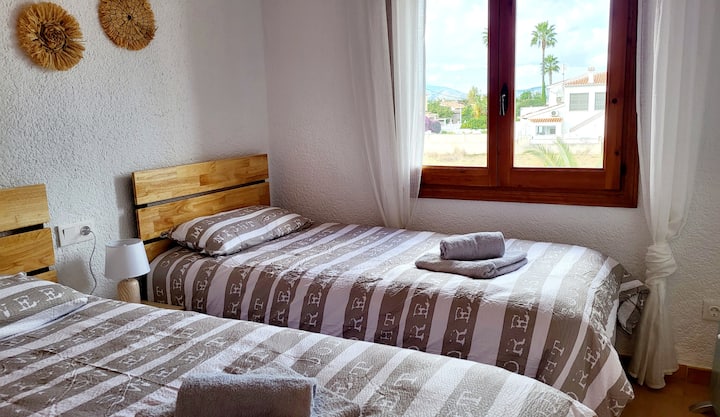 חדר שינה עם 2 מיטות, מיזוג אוויר, נוף להרים וארון מובנה!