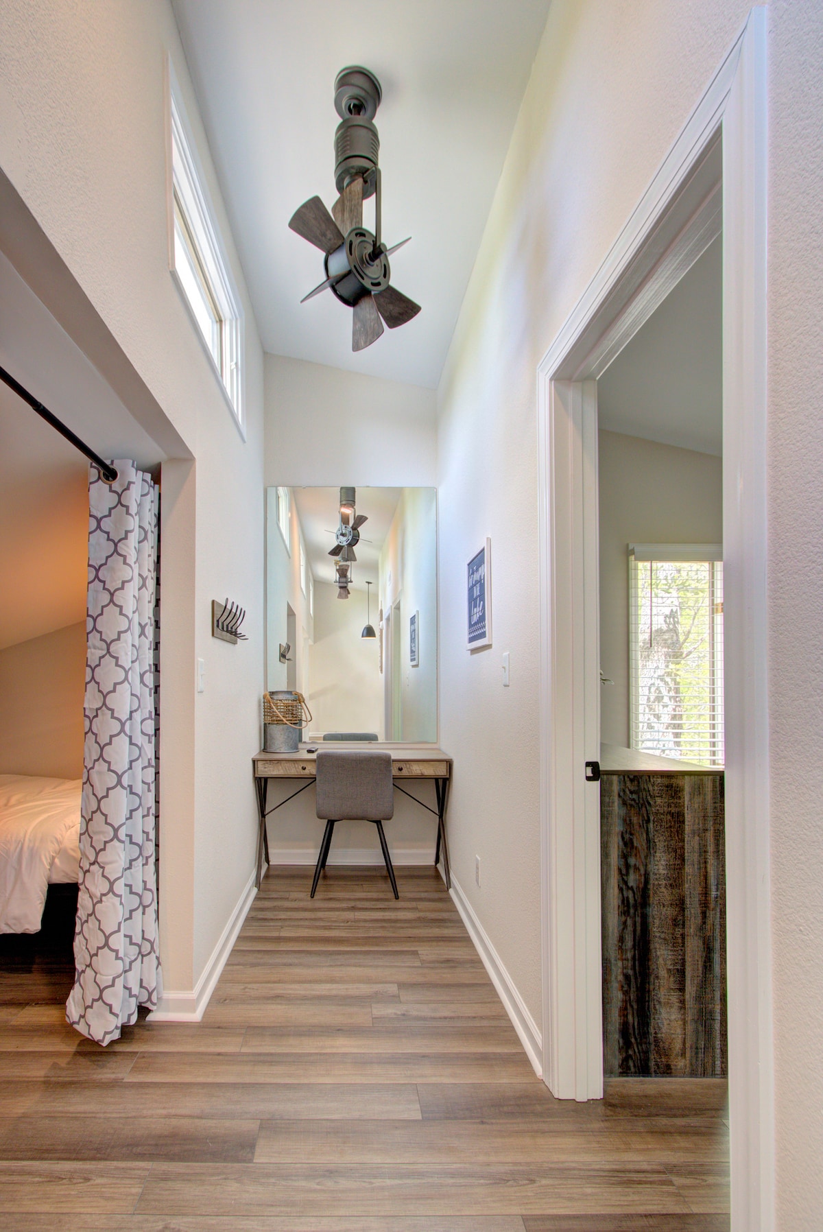 Na katu je hodnik s umivaonikom.