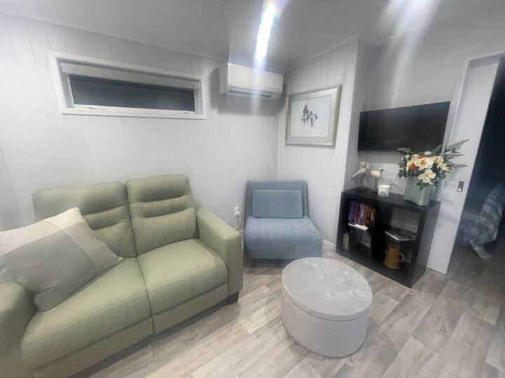 Benrose Cottage - Luxury Lodge - Porirua