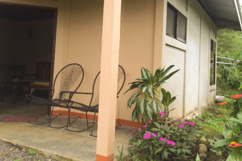 Enjoy the rocking chairs on the porch while watching the tropical birds. / Disfrute de las sillas mecedoras en la terraza mientras observa las aves tropicales.