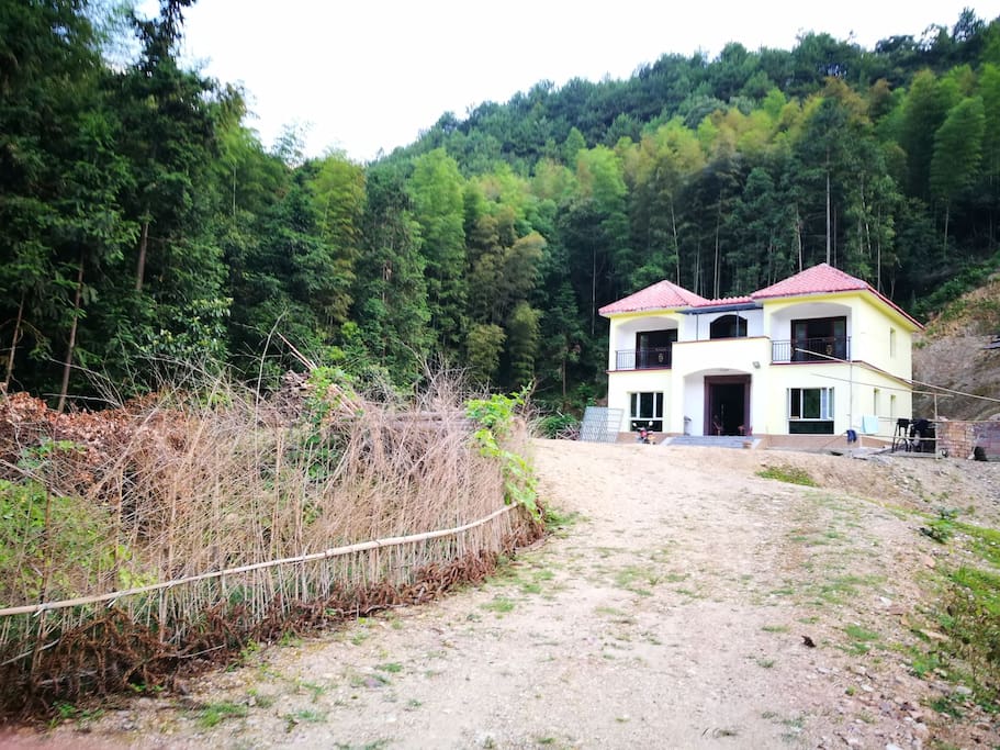 这是进门的路,可以直接开车上来,路面还没有硬化。