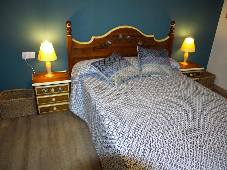 Habitación de matrimonio, cama de 150x190, armario y AACC