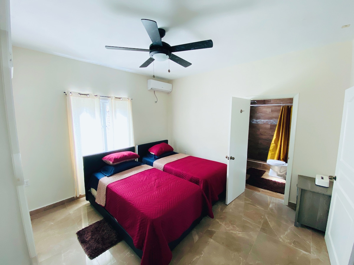 Segundo dormitorio con dos camas individuales.