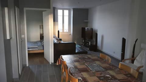 Top Airbnb: Cozy 2-bedroom apartment, Place de la République à Faubourg Nord