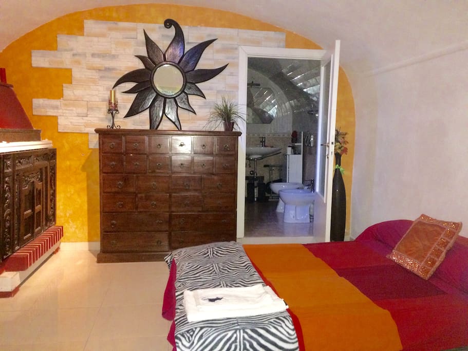 Stanza con bagno privato, situata al primo piano vicino l'ingresso, con possibilità di un letto in più