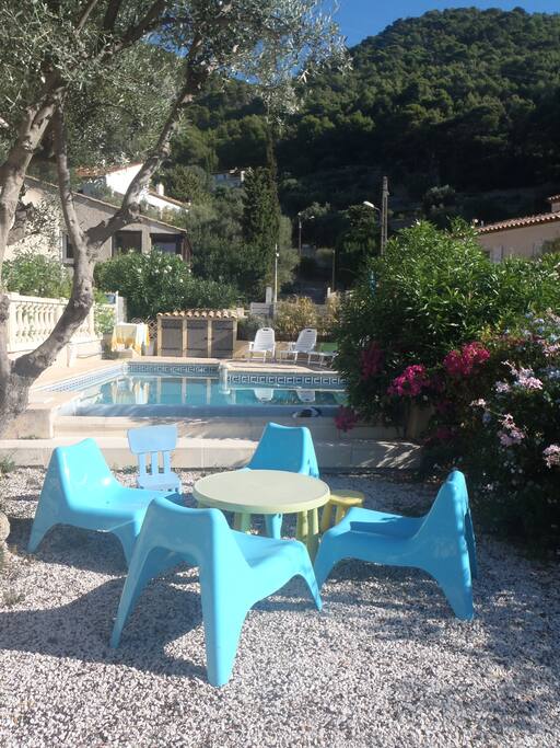 petit salon de jardin pour être à l ombre sous l olivier