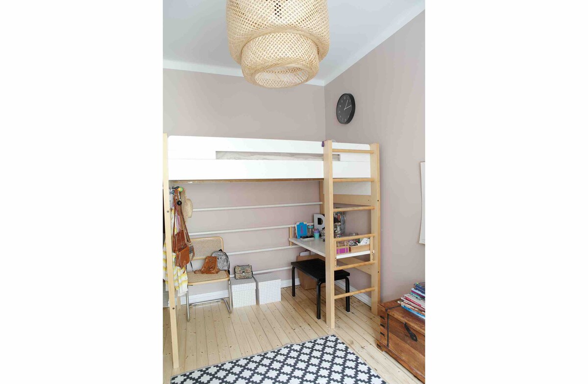 大儿童卧室的双层床