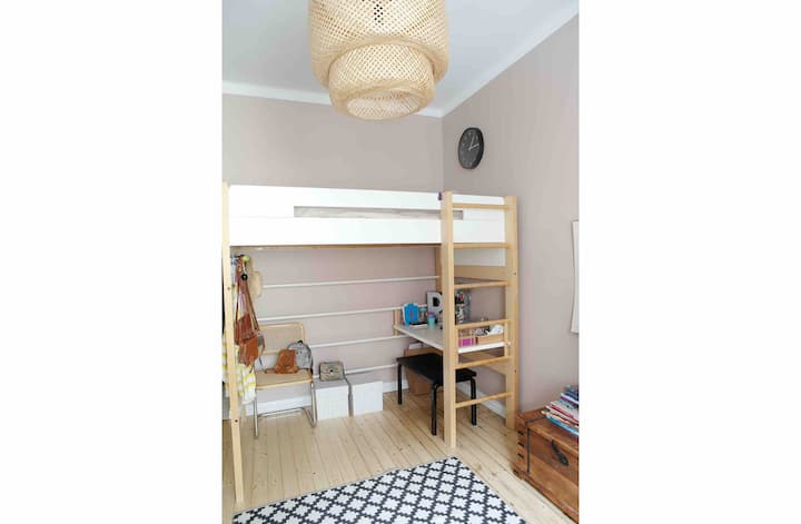 La litera en el dormitorio del niño grande