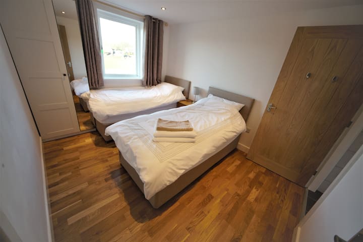 Chumba cha kulala 5 kinachofikika, kwenye ghorofa ya chini.  Inaweza kuwekwa kama vitanda viwili vya mtu mmoja au kitanda kikubwa cha watu wawili.