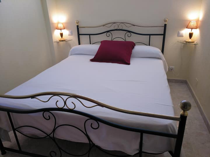 Chumba cha "Mgeni", pia kina kitanda cha watu wawili.