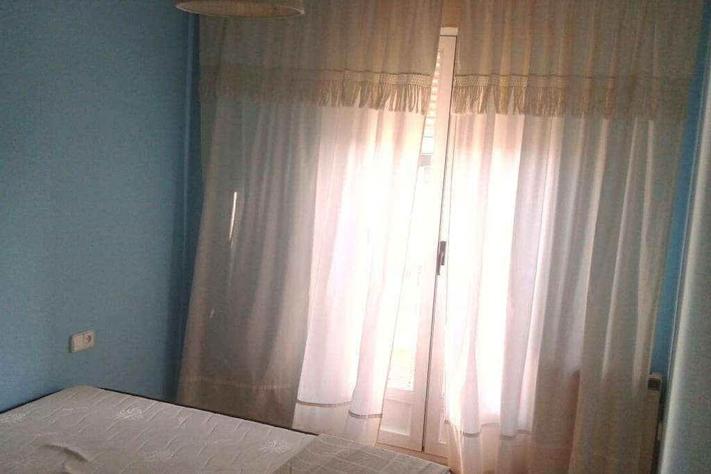 Dormitorio principal con cama de matrimonio, con balcón