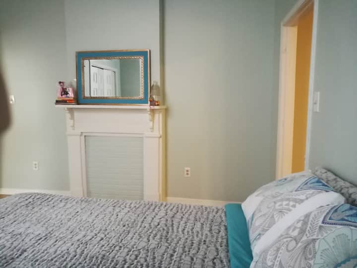 חדר שינה עם מזרן קצף עם ג'ל בגודל קווין סייז