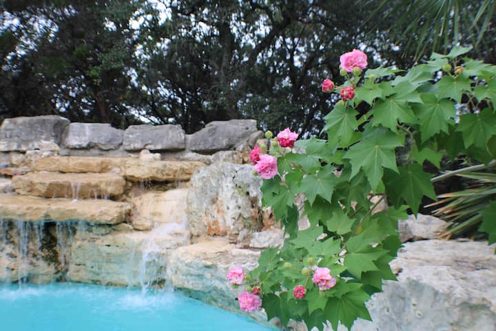 Couples Retreat with Steam Room & Hot Tub