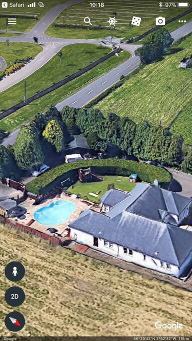Surrounded by countryside, yet less than 5 minutes from Broughty Ferry seaside town that boasts shops, cafes, restaurants & bars.