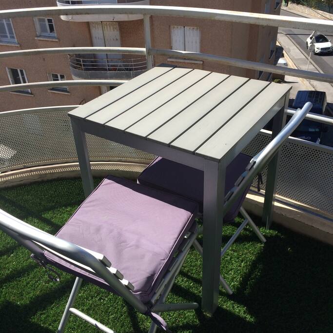 Mini balcon, où l'on peut s'asseoir à 3 autour de la table