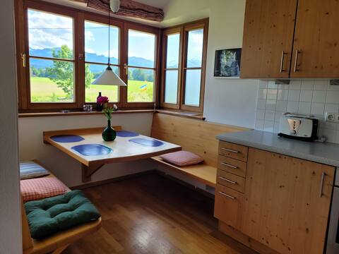 Dream vacation apartment courtyards sunny mountain views (2 rooms)