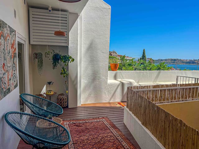 2 Bed, Seaview Terrace – Art Collector’s Home