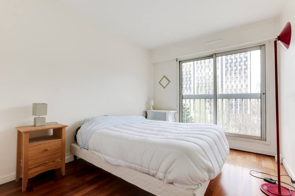 Grande chambre avec lit queen-size donnant sur la terrasse