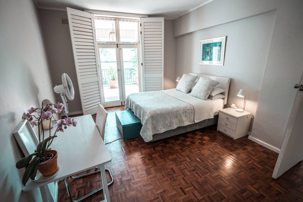 Bedroom (queen sized bed) with access to balcony
