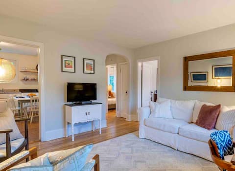Successful Airbnb property: Carriage House near Navy Stadium, parking, pets in Annapolis / Anne Arundel