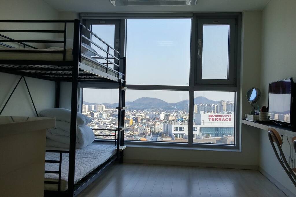 깔끔하죠? 자칫 좁을수 있는공간을 최대한 넓게 사용하게끔 여러모로 고민했답니다