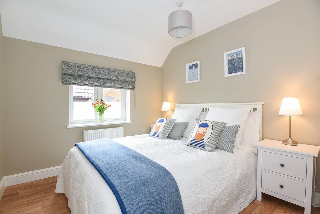 King-size bedroom