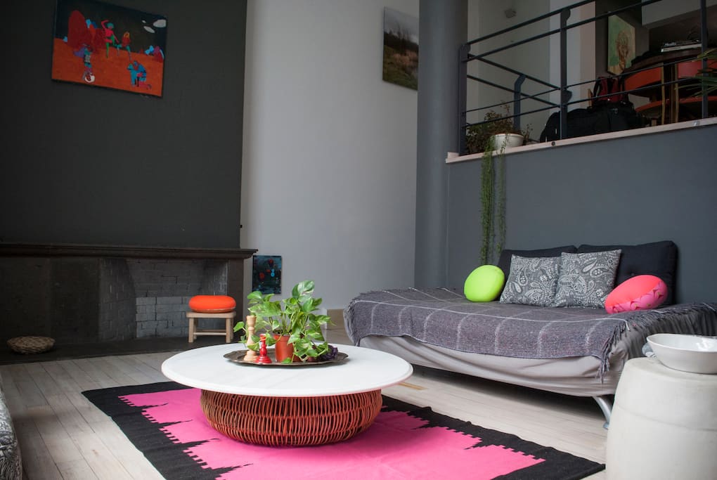 Esta estancia cuenta con chimenea, lo que hará más acogedoras tus reuniones. Contamos con reproductor de audio.