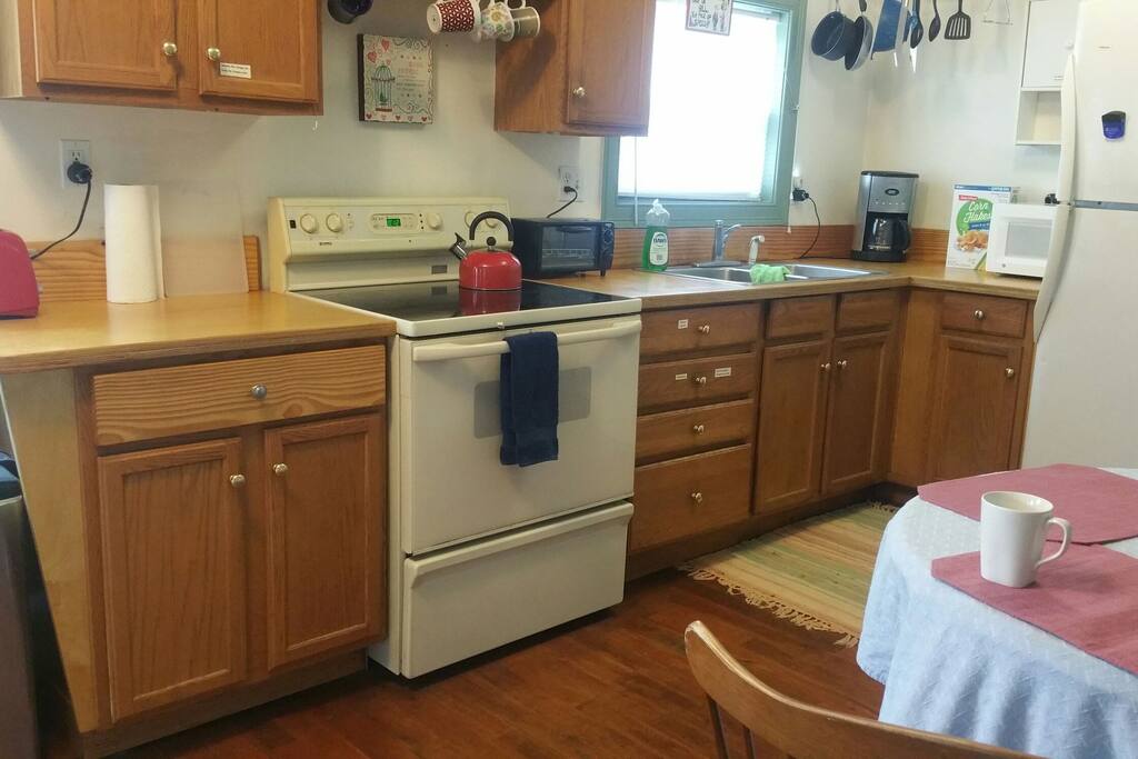 Equipped kitchen, microwave, coffee maker, tea kettle, toaster, toaster oven