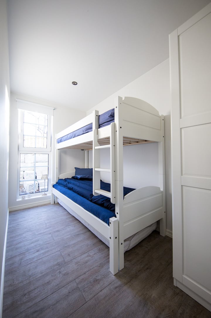 חדר שינה רגוע עם דרגש משפחתי נורווגי קלאסי...