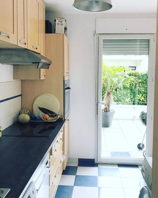 cuisine équipée donnant sur une grande terrasse