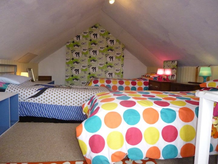 Dječja soba u potkrovlju 3 x kreveta za jednu osobu