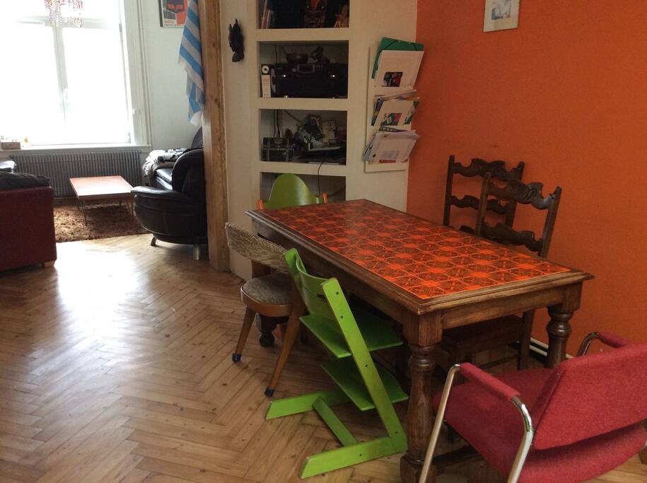 Salle à manger communicante avec le salon et la cuisine