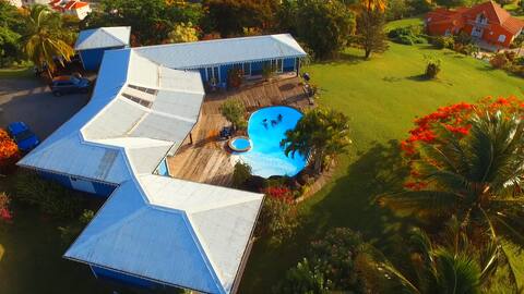 Large Creole villa with sea view and pelee