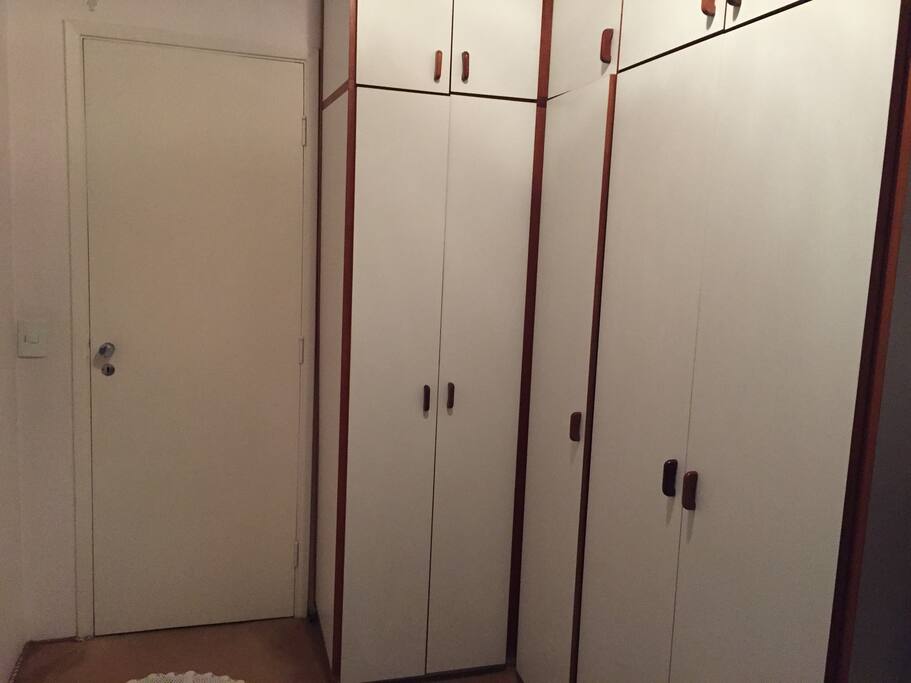Armário disponível para pertences pessoais, com privacidade / closet available for personal stuff, with privacy.