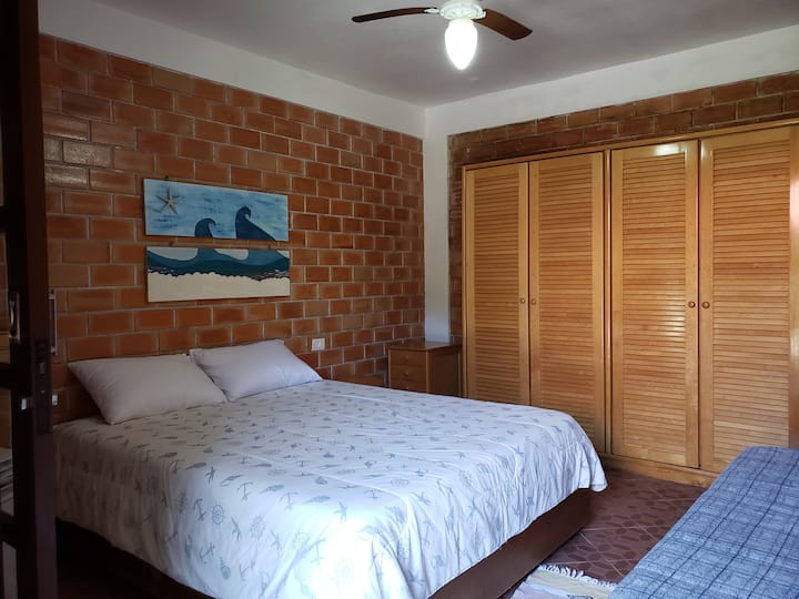 סוויטת שיזוף: 01 מיטת קווין סייז ו - 01 מיטת יחיד, עם מיזוג אוויר נייד וגישה עצמאית