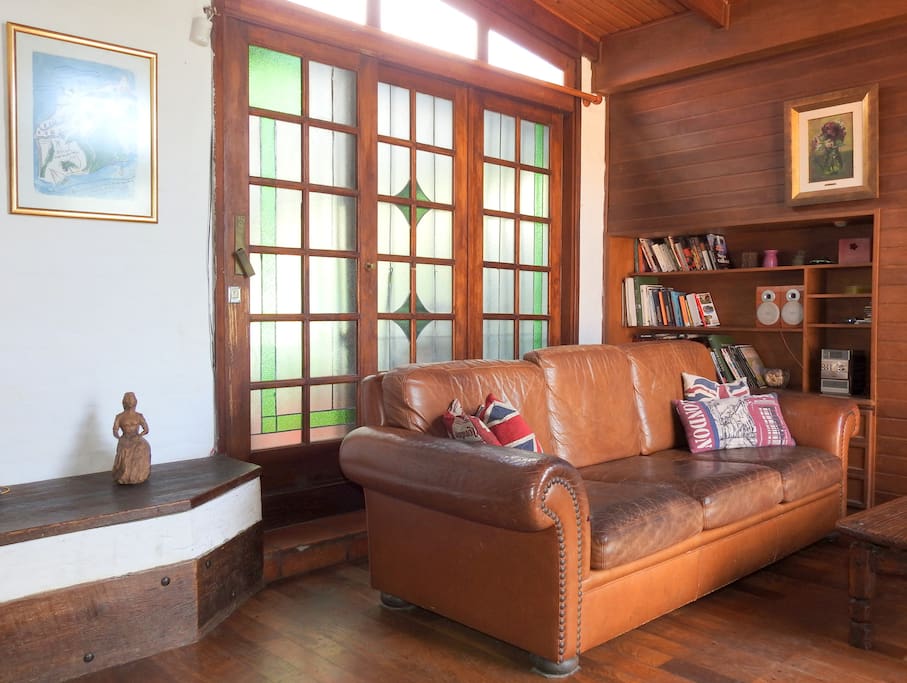 Living iluminado y acogedor, con aire acondicionado