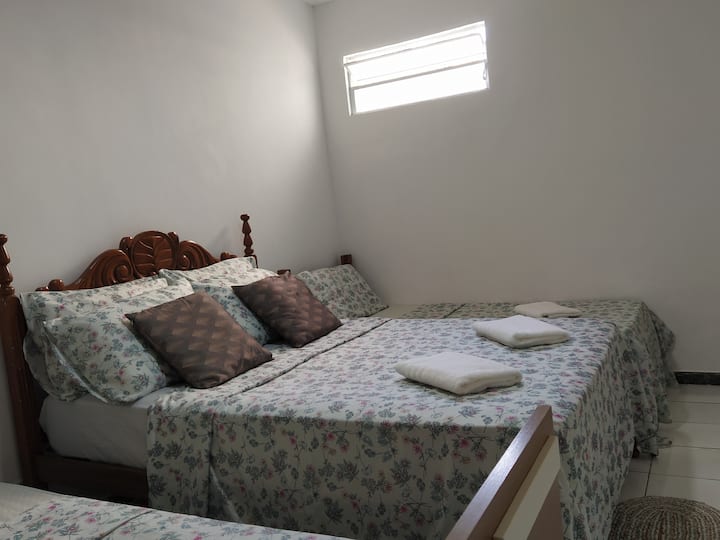 سرير مزدوج وسريرين فرديين ، أحدهما يمكن استخدامه كسرير ، حيث يحتوي على جانب واحد في ارتفاع اللوح الأمامي.