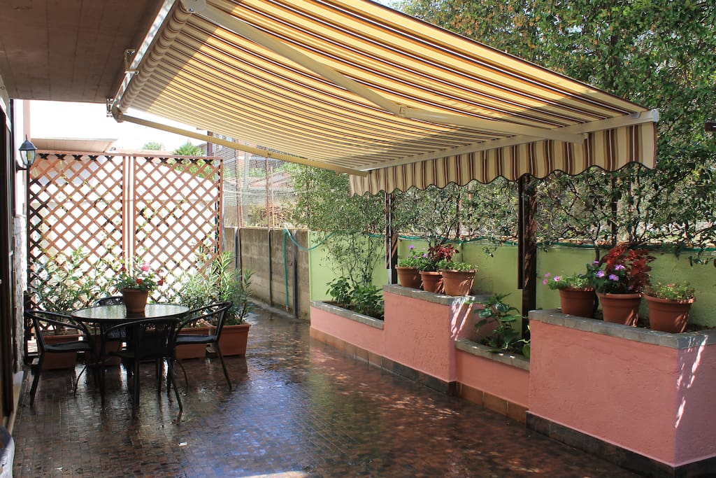 Piazzale esterno con tenda da sole automatica