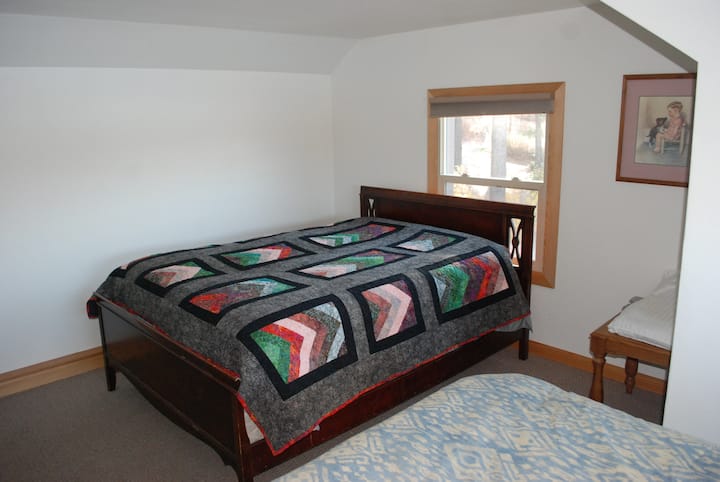 เตียงใหญ่ในห้องใต้หลังคา