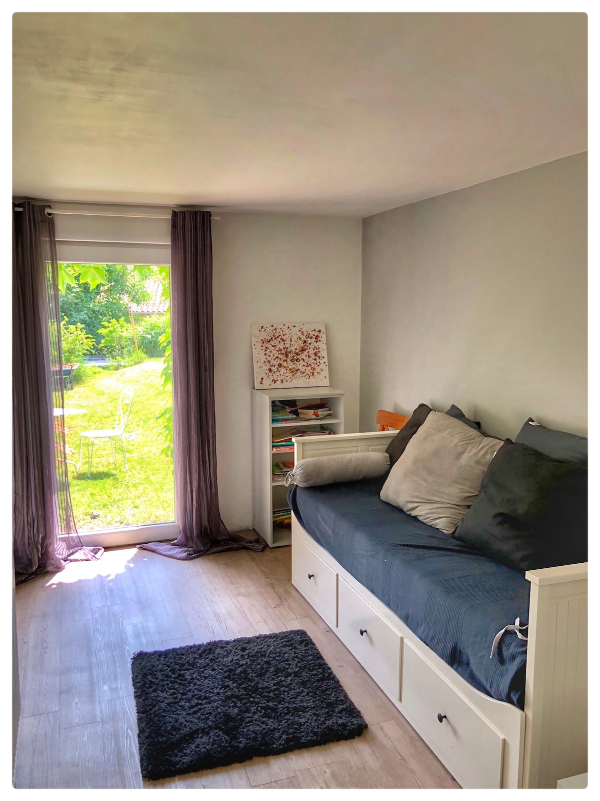 Izba s prístupom do záhrady 
Jednolôžko 90x190