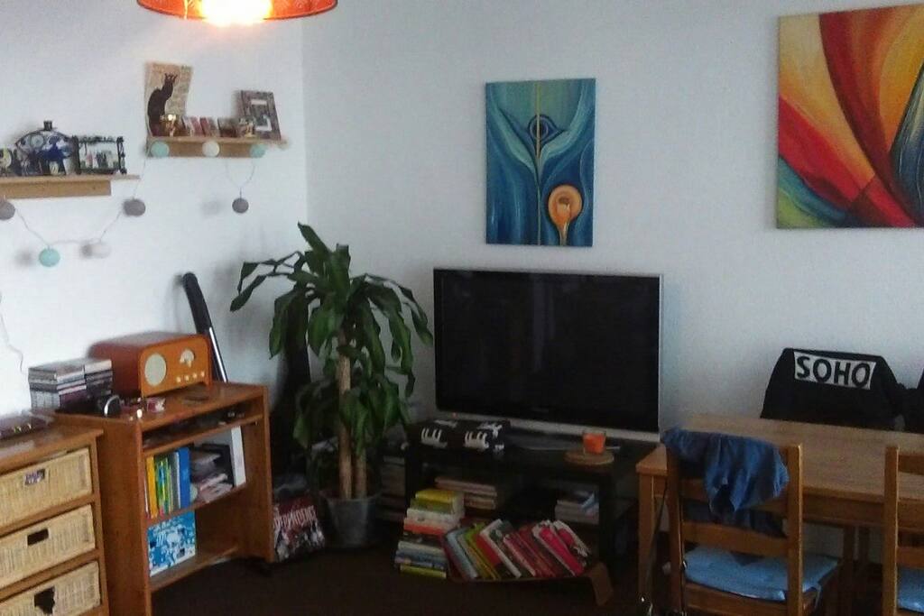 Fernseher und gemütliches Ambiente