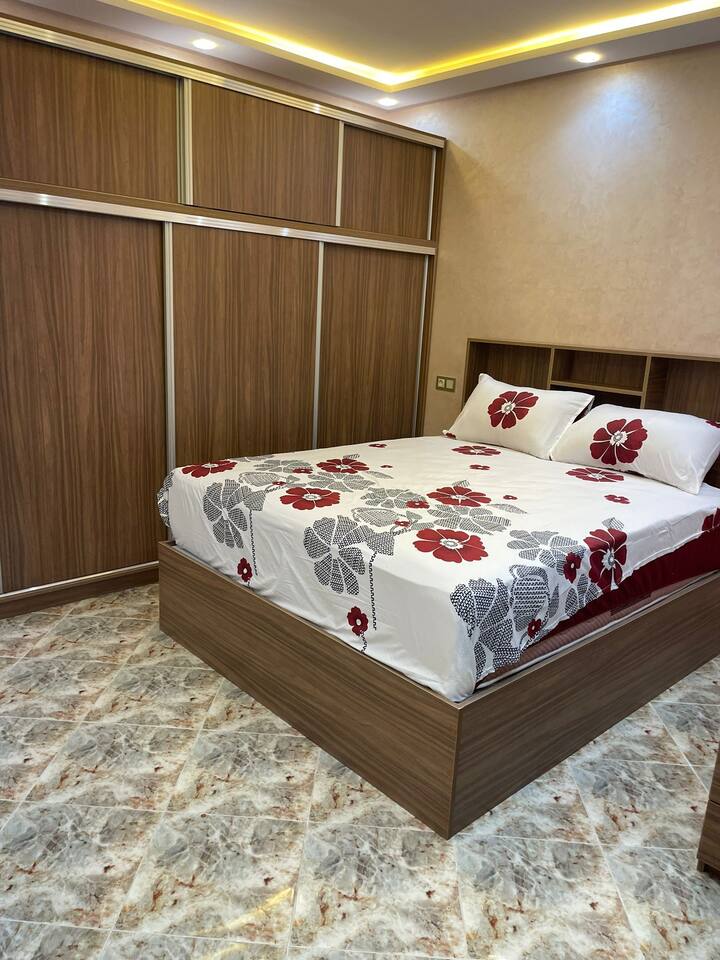 Glavna spavaća soba br. 1 s velikim ugrađenim ormarićem za odjeću, cipele i spremište za kovčege i još mnogo toga. 
Novi moderni veliki bračni krevet s luksuznim udobnim madracem i jastucima.
Tu je i prsa koja se može koristiti za oblačenje itd.